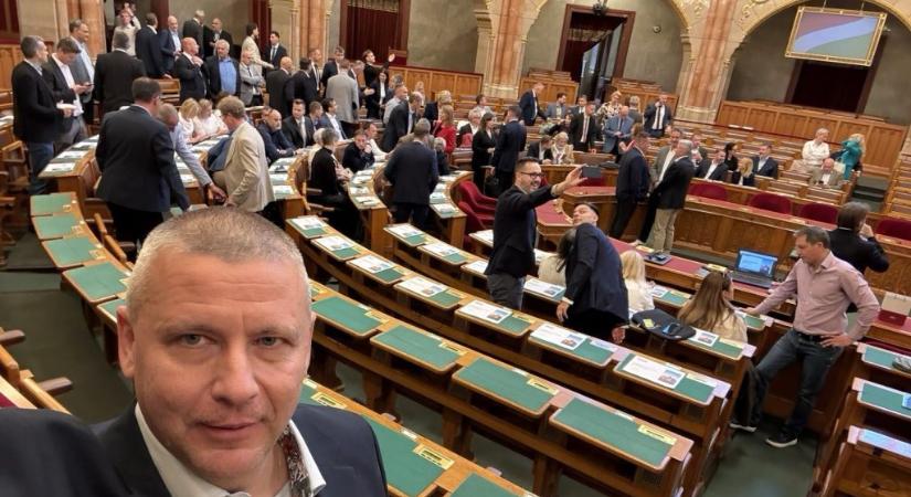 Tömeges betanulás az Országházban: bővített képzést indítanak az újonc képviselőknek