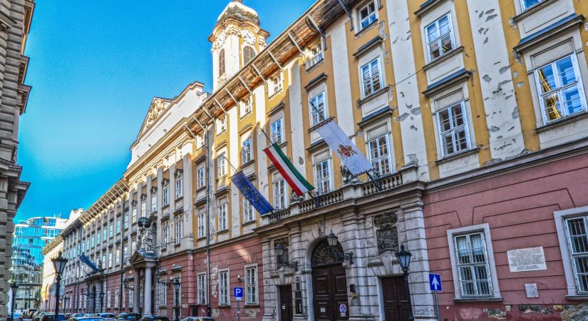 Árral szemben: a főváros cége éppen most kötne új szerződést Balásy ügynökségével