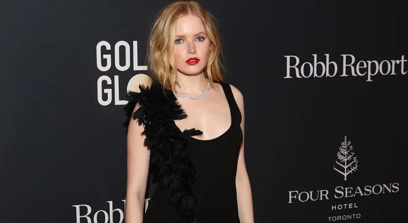 Ellie Bamber ártatlan arccal mutogatja bájait, leginkább brutál dekoltázsát – durván szexi galéria