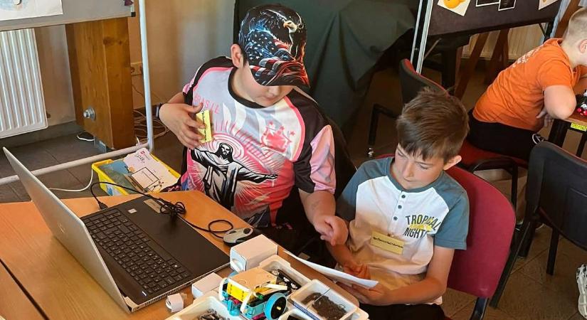 Taroltak a bodrogi diákok a robotikaversenyen