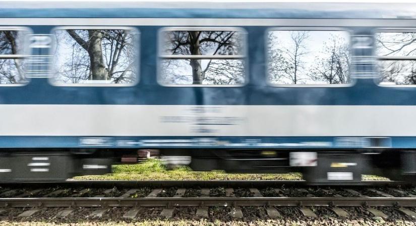 Kigyulladt egy szerelvény a síneken – közlekedési káosz a ceglédi vonalon