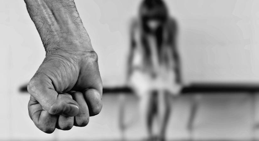 Súlyosabb büntetést kér a győri ügyészség a lányát zaklató és feleségét bántalmazó férfira