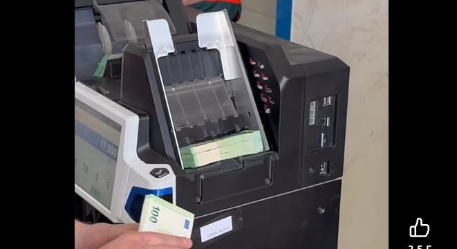 Videón, ahogy 27 milliárd forintnyi arany és bankjegyek elhagyják az országot