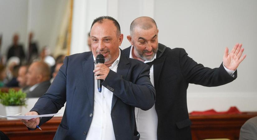 Új elnöke van a romáknak, tovább fogyott a fideszes CiKöSz