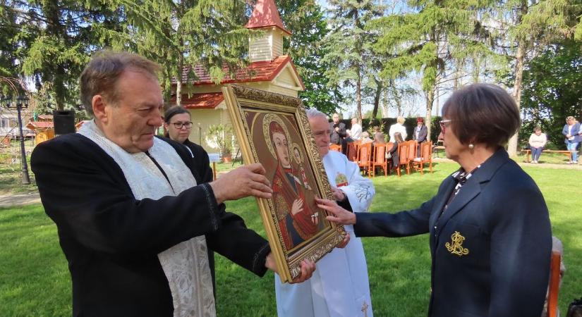 Az összetartozás kápolnáját szentelték fel Farádon, a helyi panzió udvarán - fotók, videó