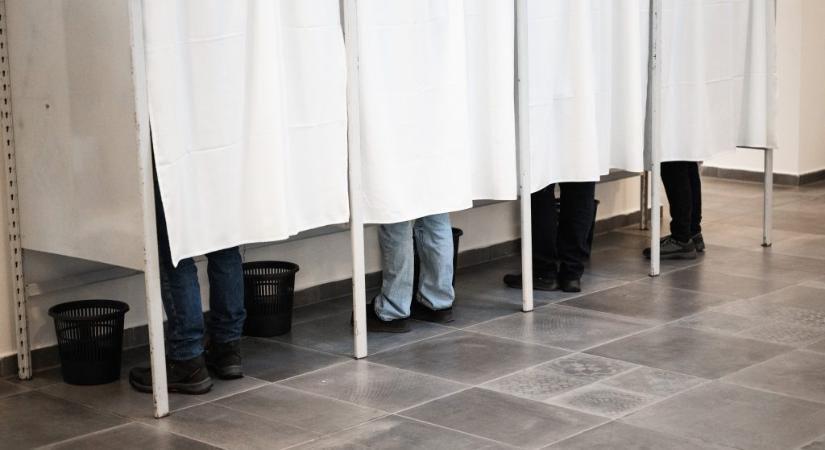 Választási csalás gyanúja miatt bilincsben vittek el egy férfit Dunaújvárosban