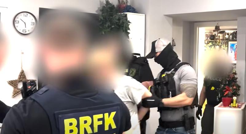 Hetekig bujkált a rendőrök elől a gyomorforgató felvételeket közzétett pedofil férfi – videón, ahogy elfogták