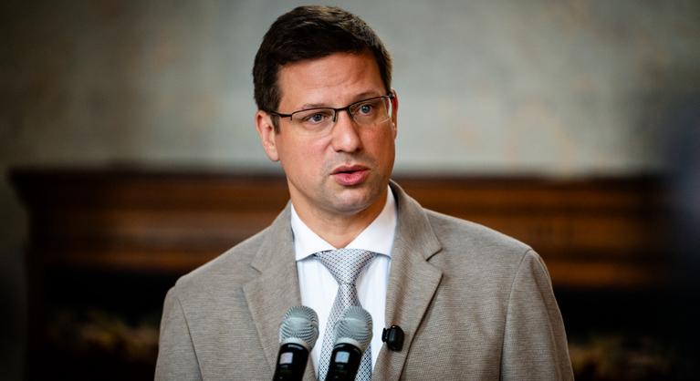 Boszorkányüldözéstől tart Gulyás Gergely, védelmet ígért a rágalmazottaknak és fenyegetetteknek
