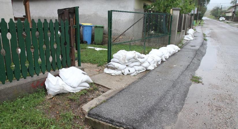 Kiadták a riasztást: jégeső eshet és károkat okozhat az erős szél