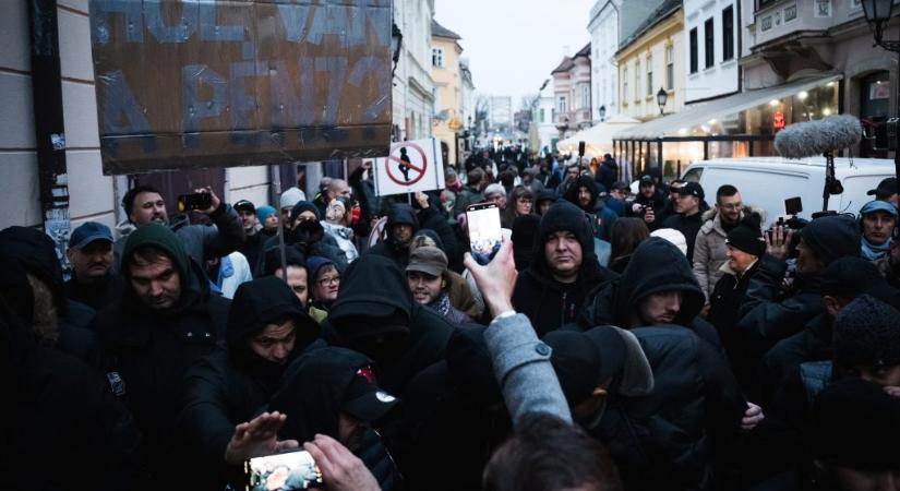 Nyomoznak a „fekete pufajkások” ellen az Orbán győri kampányeseményén történtek miatt