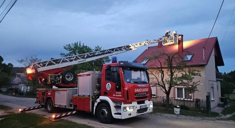 Fotókon az ijesztő pillanatok a Bakonyban, hatalmas méhraj szállta meg a házat (galéria)