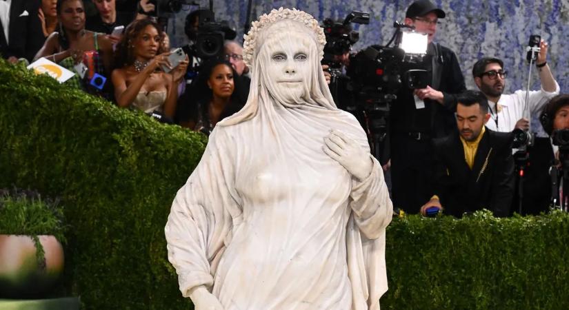 Mosdóbaki: Heidi Klum kínos helyzetbe került Met-gála ruhája miatt
