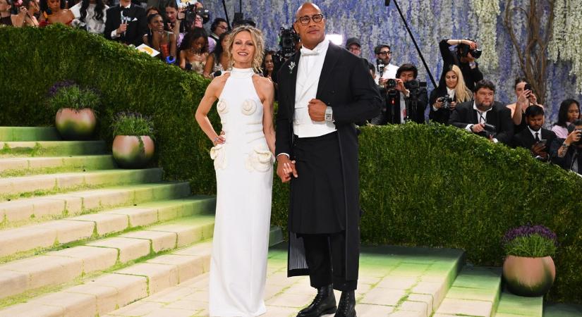 700 gyémánt, egymilliárd forint értékben – Ezt viselte a karján Dwayne Johnson a Met-gálán