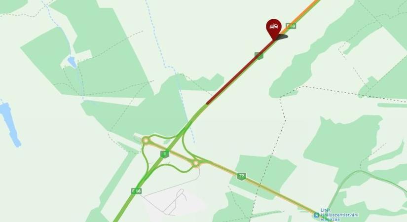 Szalagkorlátnak ütközött egy autó a 8-ason – torlódás várható