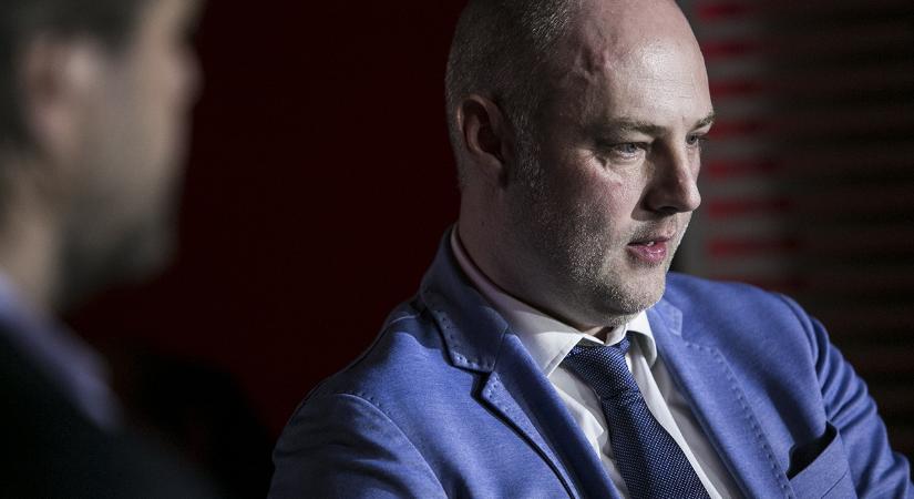 Rogánék korábbi kedvenc propagandagyárosa szerint Balásy élete első valóban önálló döntése lehetett a sírós interjú, de az „nem volt sem sikeres, sem szerencsés”