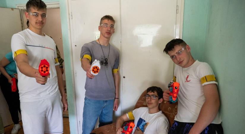 Iskolából taktikai csatába: NERF-harcba mentek a kilencedikesek Szegedre