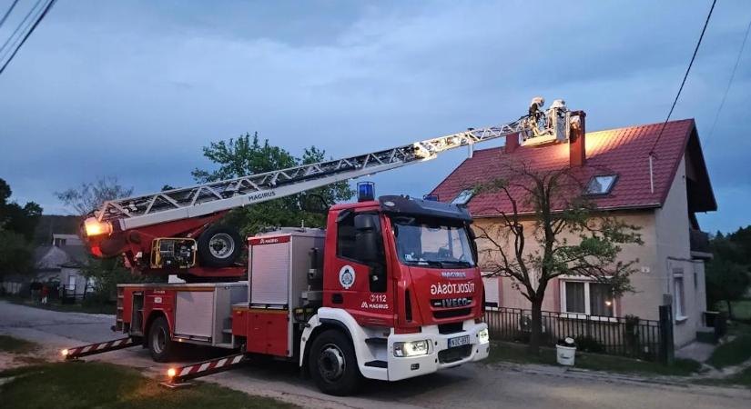 Méhek leptek el egy családi házat Bakonyszentkirályon, a tűzoltóknak kellett közbeavatkozni
