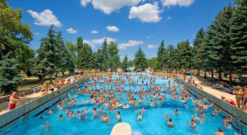 Brutális drágulás jön a strandokon: elképesztő összegbe kerülhet idén egyetlen családi csobbanás