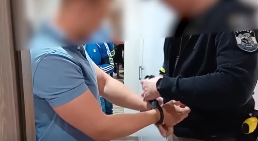 Bilincsben vitték el a rendőrök a férfit, akit Nagy Ervin jelentett fel