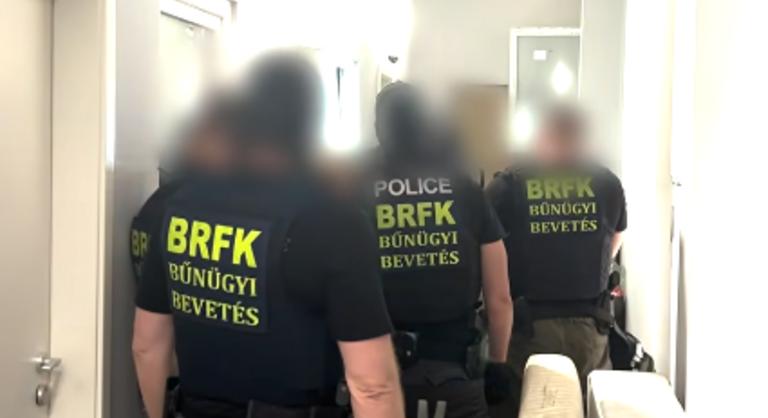 Elfogtak egy gyermekpornográfia miatt körözött férfit Budapesten, videón az akció