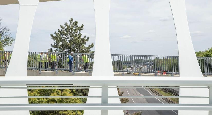 Mi történik? Átadták és már bontják is a velencei hidat az M7-esen! (galéria, videó)