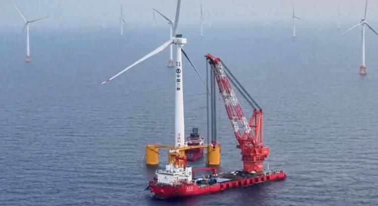 Működésbe lépett a világ legnagyobb lebegő szélturbinája: 24 000 otthont láthat el energiával