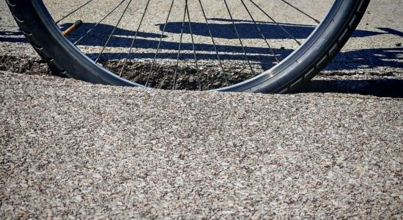 Veszélyes csapdák leselkednek a szolnoki bicikliutakon – fotókon a legdurvább szakaszok