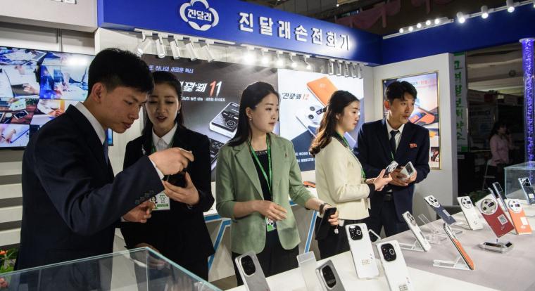 Észak-Korea sajátnak mondott okostelefonokat mutogat