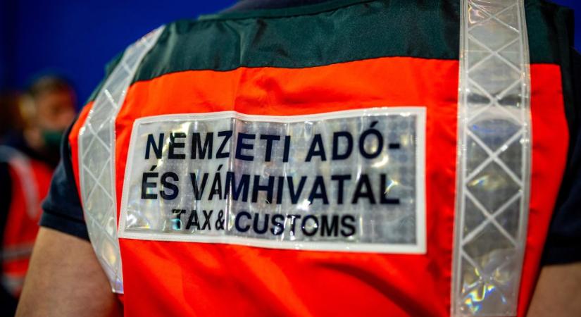 Számottevő szja-t igényelt vissza két ember, aztán a NAV ránézett az őket foglalkoztató cégre
