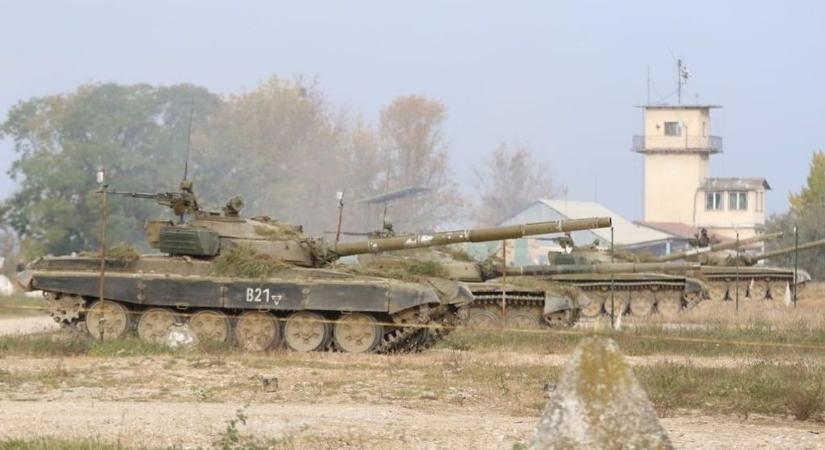 Trágyába is másztak a T-72-esért a katonák, Tatán sosem feledik az acélszörnyet videó