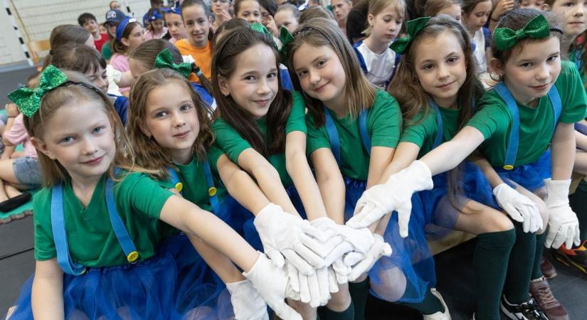 A zalai város legrégebbi iskolája 75 éve vette fel jelenlegi nevét – Mintegy 600 gyerek ünnepelt (galéria, videó)