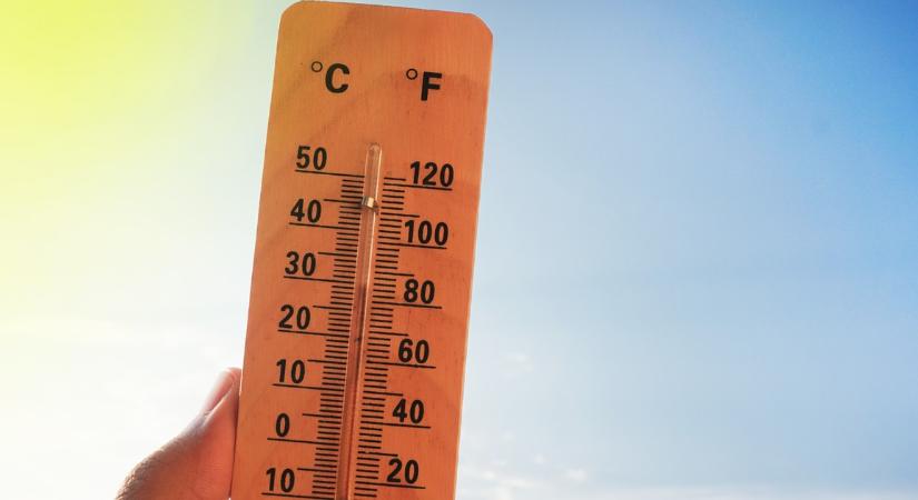 Rögtön olyan hőség lesz, hogy már az erős UV sugárzásra figyelmeztetnek. Ekkor ér ide