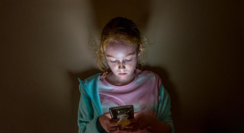 Nem a telefonképernyő kék fénye az alvás valódi ellensége