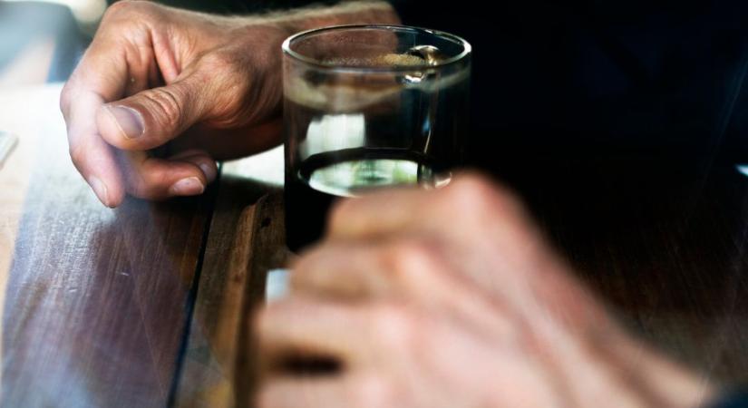 Kitiltották a kocsmából, visszament balhézni