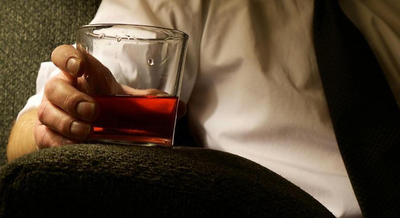 Riadalom a kocsmában: hiányos öltözetben érkezett és ütött is a részeg garázda