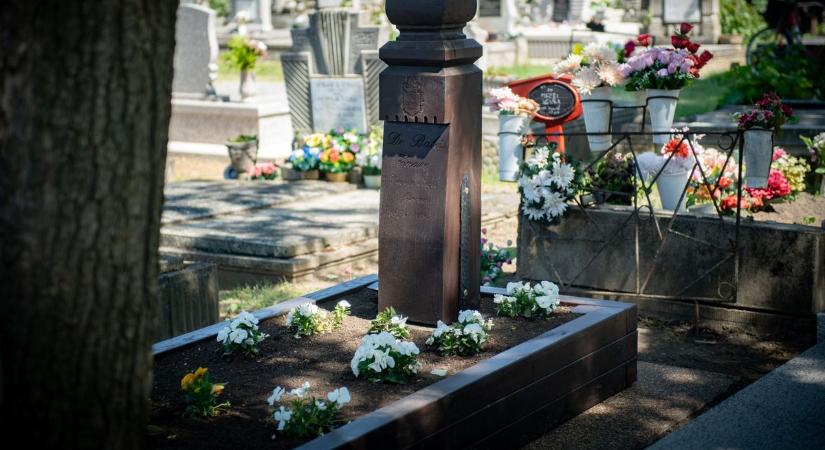 Fejet hajtottak a település neves orvosa előtt Hajdúszoboszlón – fotókkal
