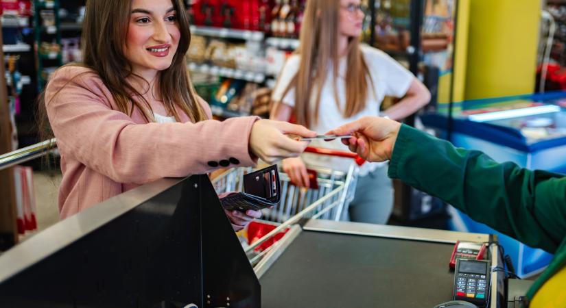 Mi történik? Észvesztő költés indult meg a boltokban, hatalmasat nőtt a forgalom, üzemanyagból is annyit vettünk, mintha nem lenne holnap