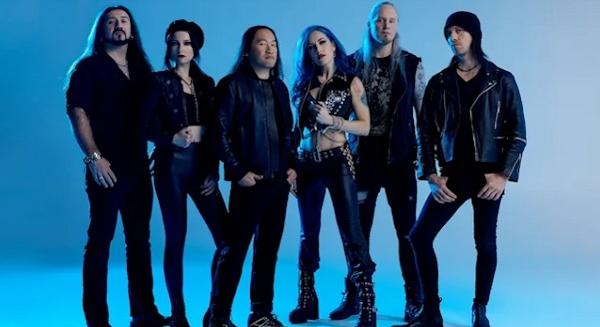 Alissa White-Gluz, az Arch Enemy korábbi énekesnője a DragonForce tagja lett
