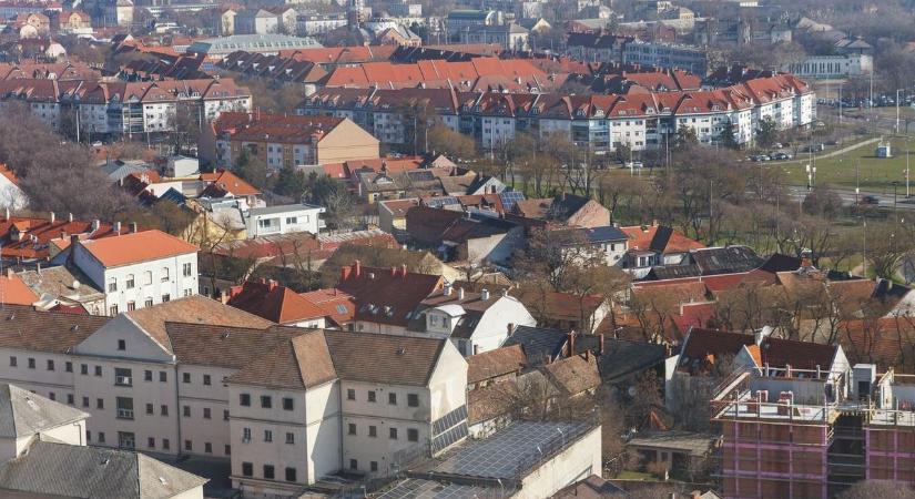Tűzoltók a Nagyerdőn! Kétszáz embernek kellett elhagyni az egyik épületet