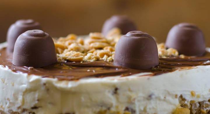 Krémes, sütés nélküli sajttorta: csokis-mogyorós desszertet mutatunk