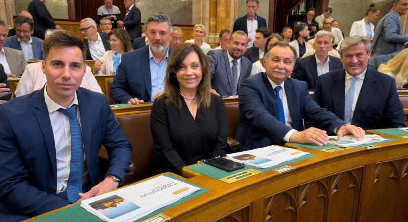 Képzést szerveznek a parlamenti újoncoknak: a teljes Tisza-frakciónak részt kell vennie az oktatáson