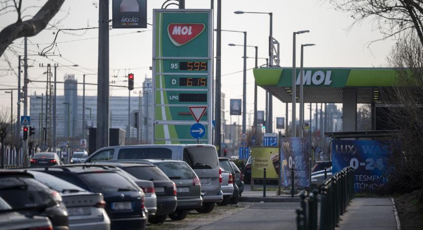 Óriásit nőtt a kiskereskedelem forgalma, kilőtt a benzinfogyasztás