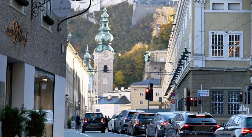 Salzburg kitiltja a turisták autóit az óvárosból