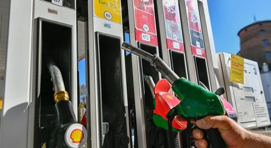 Olcsó benzin, csúcsra járatott kiskereskedelem