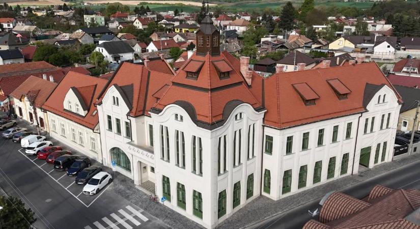 Átadták a teljesen felújított füleki városháza történelmi épületét