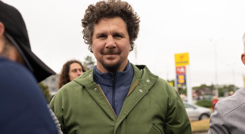 Videóra vették az elfogást: bilincsben vitték el a Nagy Ervin által feljelentett férfit