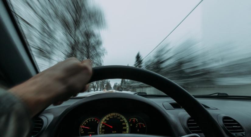 A magyar sofőr azt hitte, dísznek van a sebességkorlátozó tábla: pillanatokon belül repült a félmillió forintos bírság