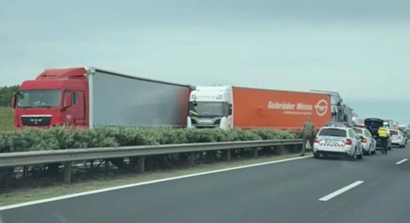 Brutális baleset az M1-esen, több kamion is összeütközött - Fotók!