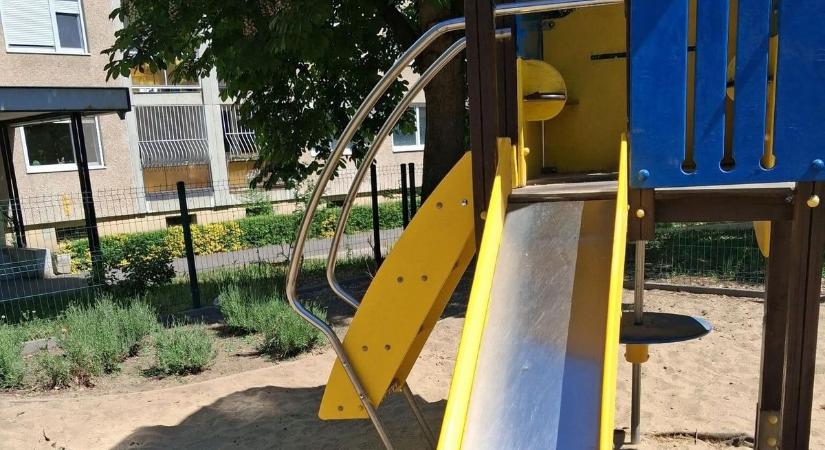Véget értek a javítások a debreceni játszótéren, ismét várják a gyerekeket