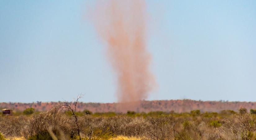 Ijesztő természeti jelenség: porördög kapta fel a gigantikus takarófóliát a szántóföld felett – videó